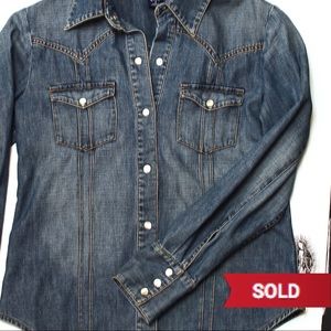 🚫SOLD🚫Gap Classic Style Button Up Denim shirt